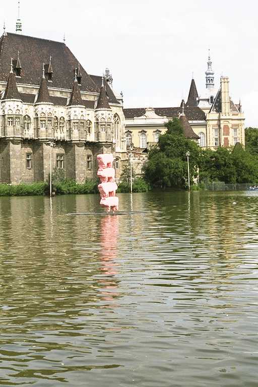 ...het kasteel op de achtergrond is een replica van de burcht van Dracula...